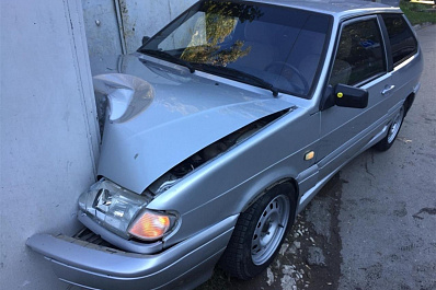 В Самаре молодой водитель на Ладе протаранил гараж