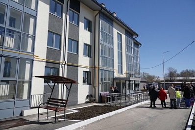 Дмитрий Азаров вручил ключи от новых квартир 16 семьям из Кинель-Черкасс