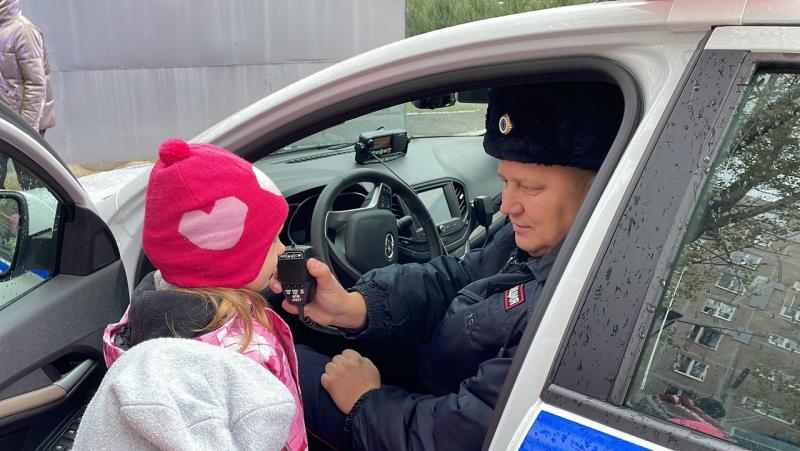 В детских садах Тольятти сотрудники ГИБДД учат малышей правилам безопасности на дорогах