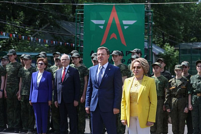 Дмитрий Азаров и Валентина Матвиенко открыли смену в детском центре "Авангард-Самара"