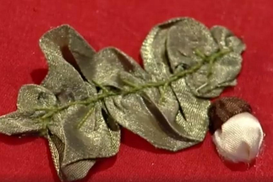 Вышиваем лентами желудь. Ручная работа