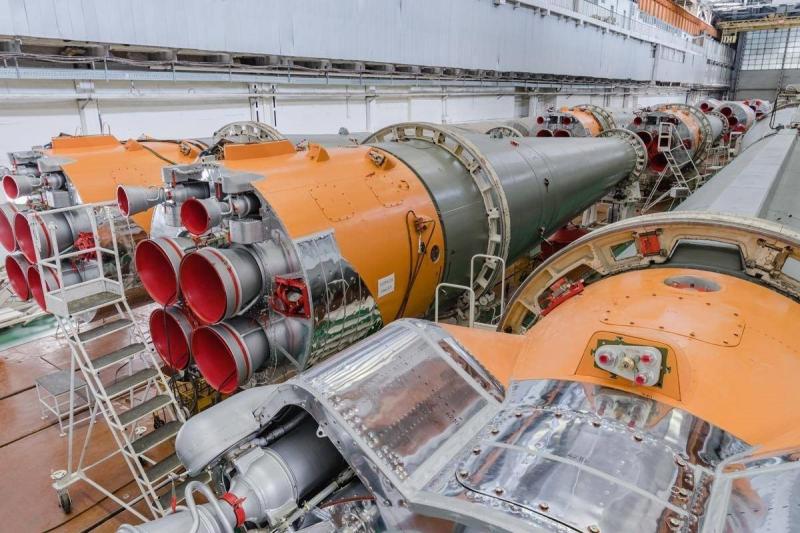Две ракеты-носителя "Союз-2" отправили из Самары на космодром Байконур