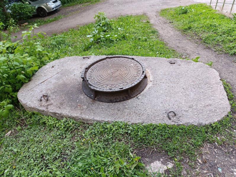 Из канализации трех домов в Самаре вытащили 30 кг салфеток, лезвия и бигуди