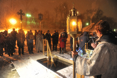 В прорубь с головой: кому стоит воздержаться от погружения в ледяную воду