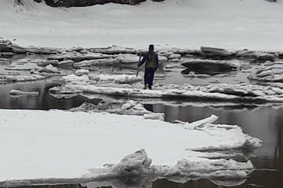 Спасатели сняли ребенка с льдины на Волге в Самарской области
