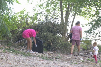 В Самаре экоактивисты убрали мусор на спуске Шмидта