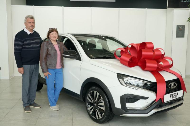 Дмитрий Азаров и Максим Соколов передали новую LADA Vesta победительнице конкурса про Самарскую область