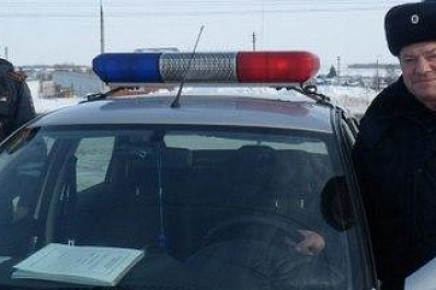 Сотрудники ГИБДД из Самарской области спасли замерзавшего водителя