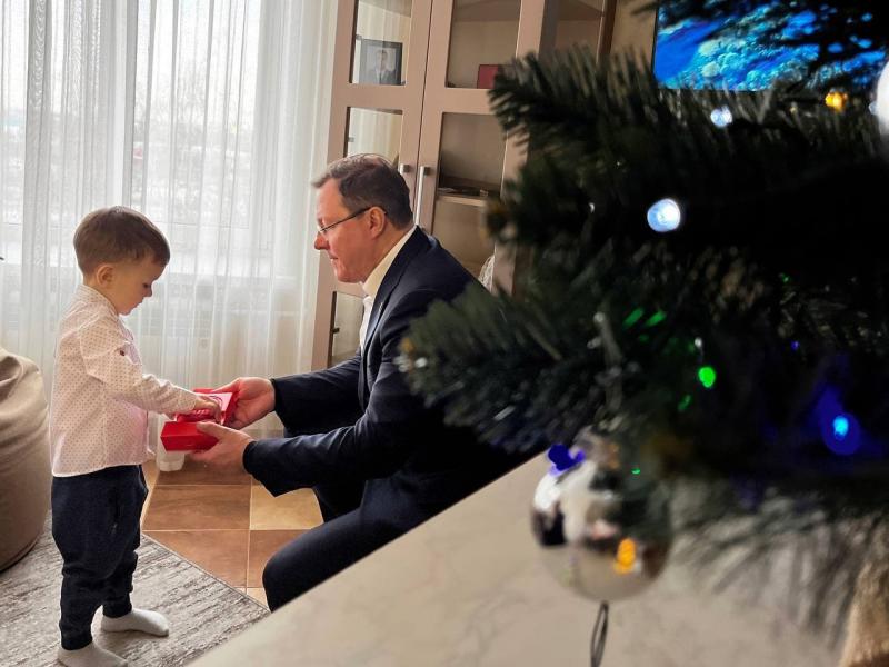 Губернатор Дмитрий Азаров встретился с семьями защитников Отечества, героически погибших в зоне СВО