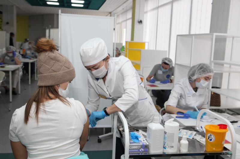 Более 1 600 жителей уже прошли вакцинацию от COVID-19 в Самарской областной библиотеке
