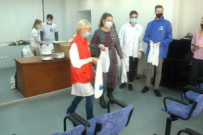 Участники акции "Маленькие радости для врачей" подготовили подарки для медиков самарской поликлиники