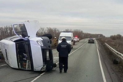 В Самарской области Volkswagen на встречке врезался в "Газель" и вылетел с трассы