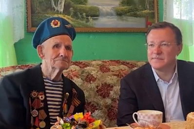 Дмитрий Азаров поздравил с Днём Победы ветерана из Шигонского района