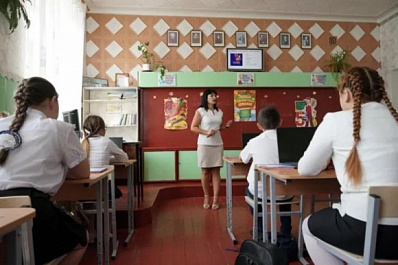 "У каждого защитника Отечества есть свой учитель": Дмитрий Азаров поблагодарил педагогов региона за патриотическую работу