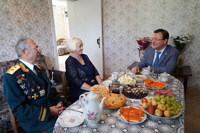 Дмитрий Азаров поздравил супругов Шаповаловых с бриллиантовой свадьбой