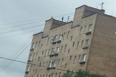 В Тольятти на крыше дома заметили гуляющий детей 