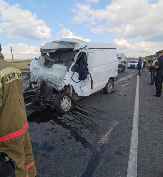 Два человека погибли: в Самарской области на трассе М5 лоб в лоб столкнулись фура и "Газель"