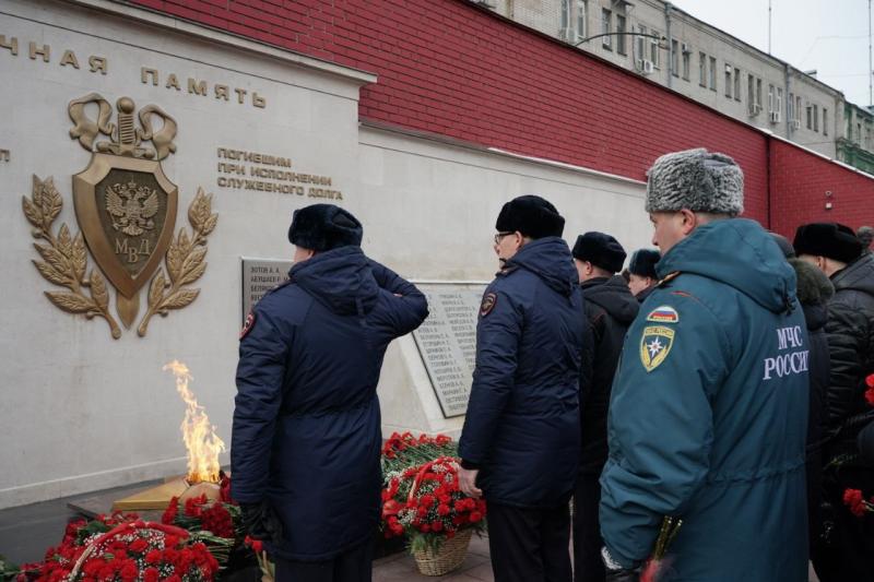 В Самаре почтили память погибших полицейских при пожаре в ГУВД