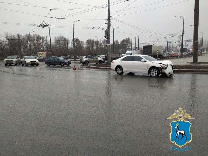 В Самарской области в аварии с двумя легковушками на трассе пострадали два человека