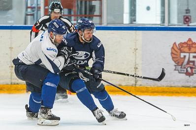 Хоккеисты "Лады" забили пять шайб в двусторонней игре