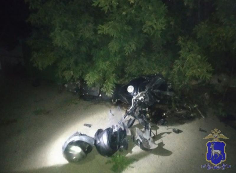 В Тольятти иномарку придавило столбом после аварии