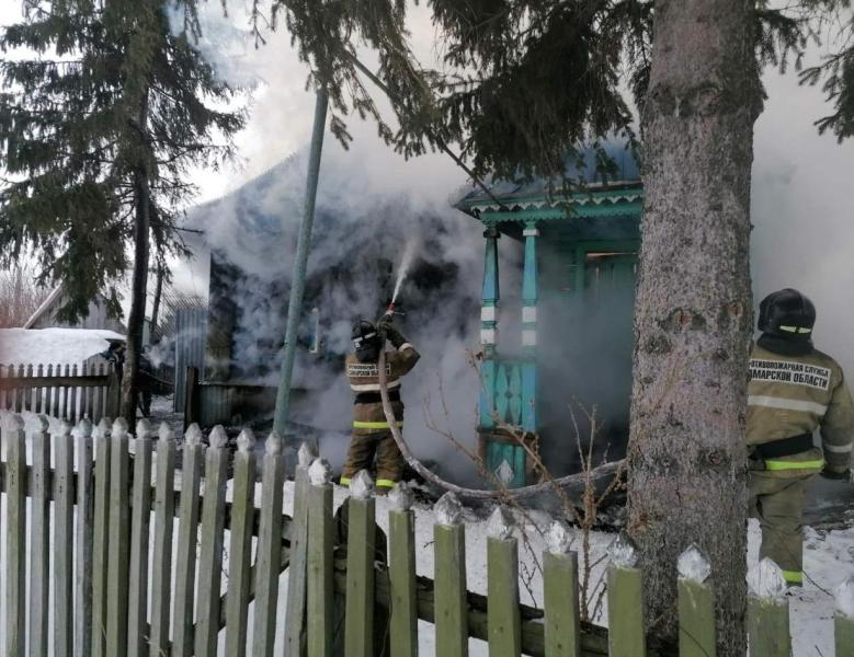 В Самарской области пожар охватил несколько построек