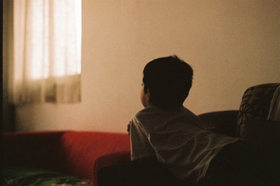 Один дома: эксперты рассказали, когда ребенка можно оставить 