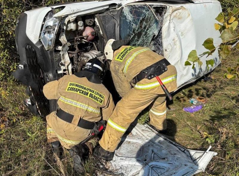 В Самарской области на трассе опрокинулась легковушка