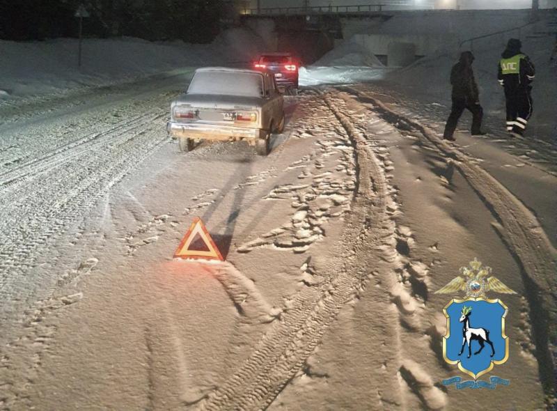 В Сызрани после столкновения иномарки и "шестерки" пострадала женщина 