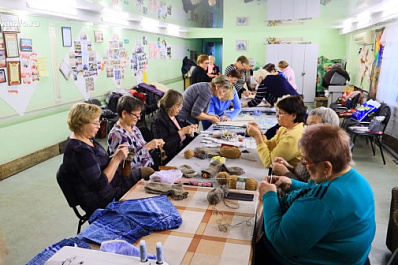 Пенсионерки из Новокуйбышевска вяжут носки для участников СВО