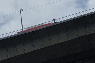 В Нижнем Новгороде молодого человека сняли с ограждения Мызинского моста