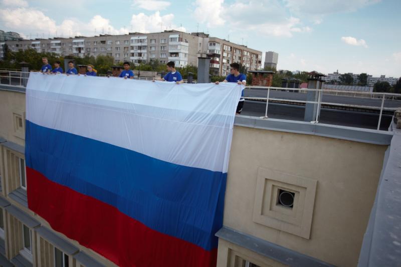 От ленточек до полотнищ с триколором: в регионе отметили День флага России