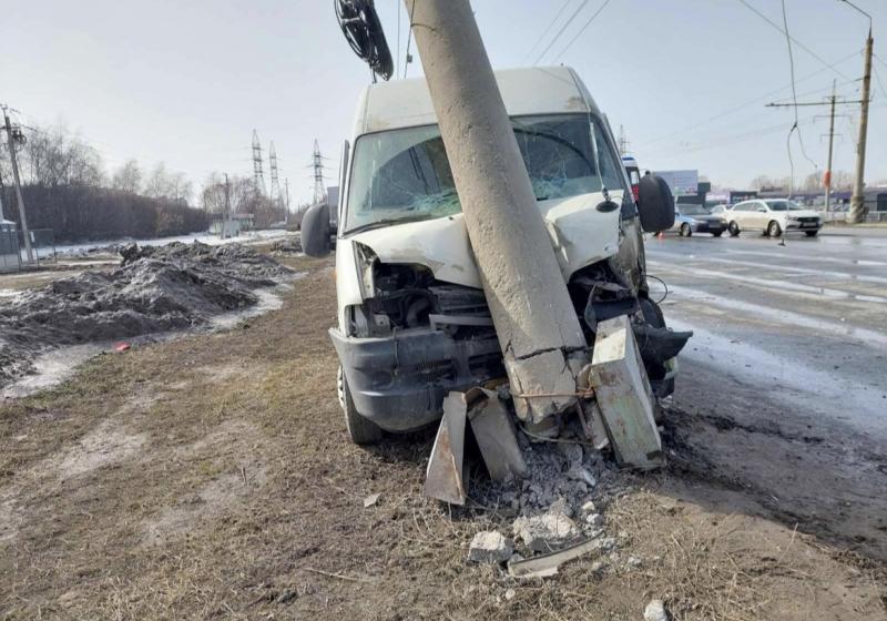 В Тольятти маршрутка с пассажирами врезалась в столб
