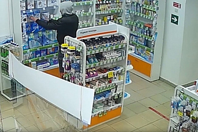 В Чапаевске мужчина в маске украл два тонометра из аптеки и попал на камеру