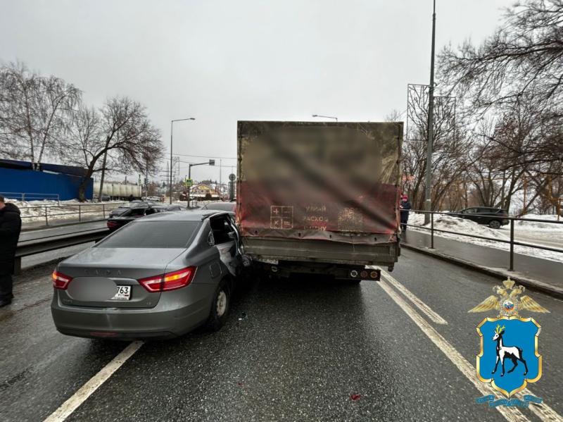 В Самаре у светофора на улице Полтавской столкнулись пять машин