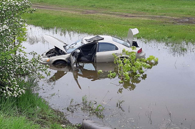 В Самарской области водитель сбил пешехода и съехал в кювет с водой