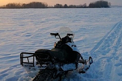 В Самарской области трое мужчин застряли на снегоходе и не смогли выбраться