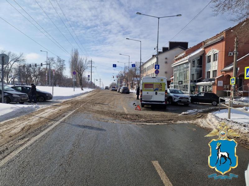 В Самаре на ул. Ново-Садовой внедорожник протаранил маршрутку