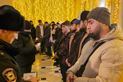 Восьми иностранцам придется покинуть РФ после полицейского рейда