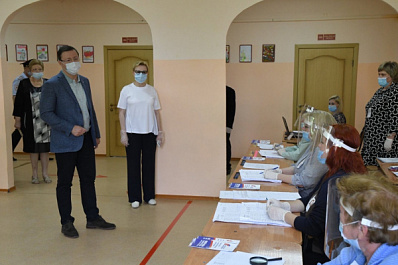 Дмитрий Азаров проверил безопасность участков для голосования