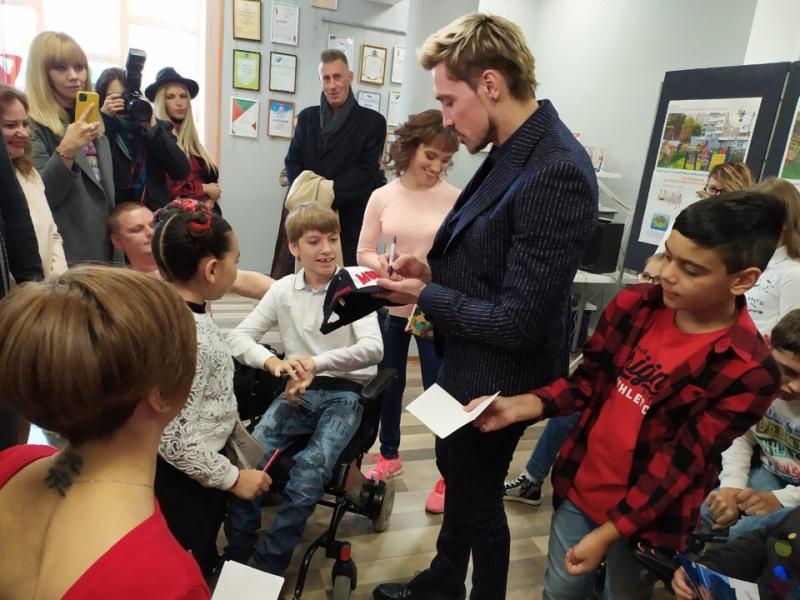 Дима Билан подарил в Самаре детям сертификат на инклюзивную площадку