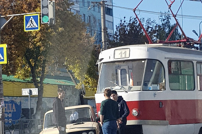 В Самаре авария трамвая и отечественной легковушки парализовала движение