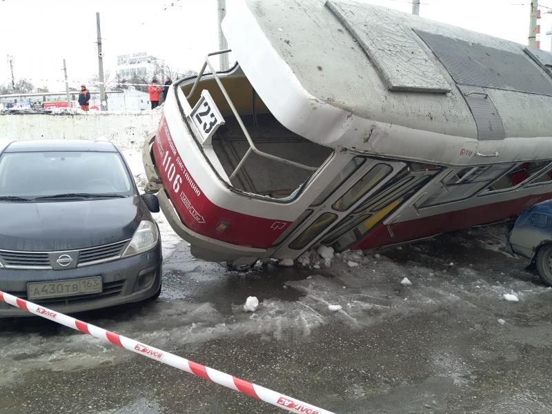 В Самаре у ТЦ "Апельсин" трамвай перевернулся и раздавил машины