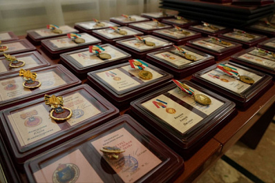Делают регион сильнее: заслуженным жителям Самарской области вручили награды