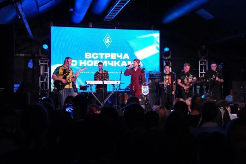 Встреча с новичками: игроки "Крыльев Советов" пообщались с болельщиками