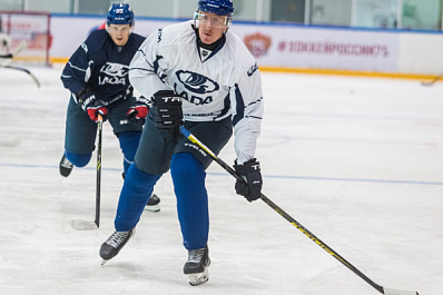 Первая двухсторонняя игра хоккеистов "Лады" завершилось победой "синих"
