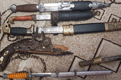 Житель Тольятти продавал старинные сабли и ружья через Интернет