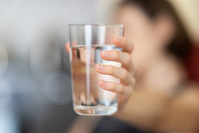 Ученые выяснили, что большое количество воды не способствует похудению