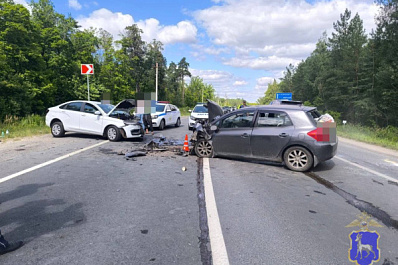 В Самарской области на трассе лоб в лоб столкнулись Toyota Auris и LADA Vesta