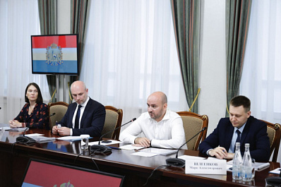 Самарские студенты представили губернатору Вячеславу Федорищеву проекты по развитию региона